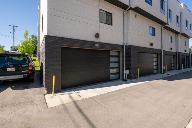 6988 S BROOKHILL DR, Cottonwood Heights, UT 84121