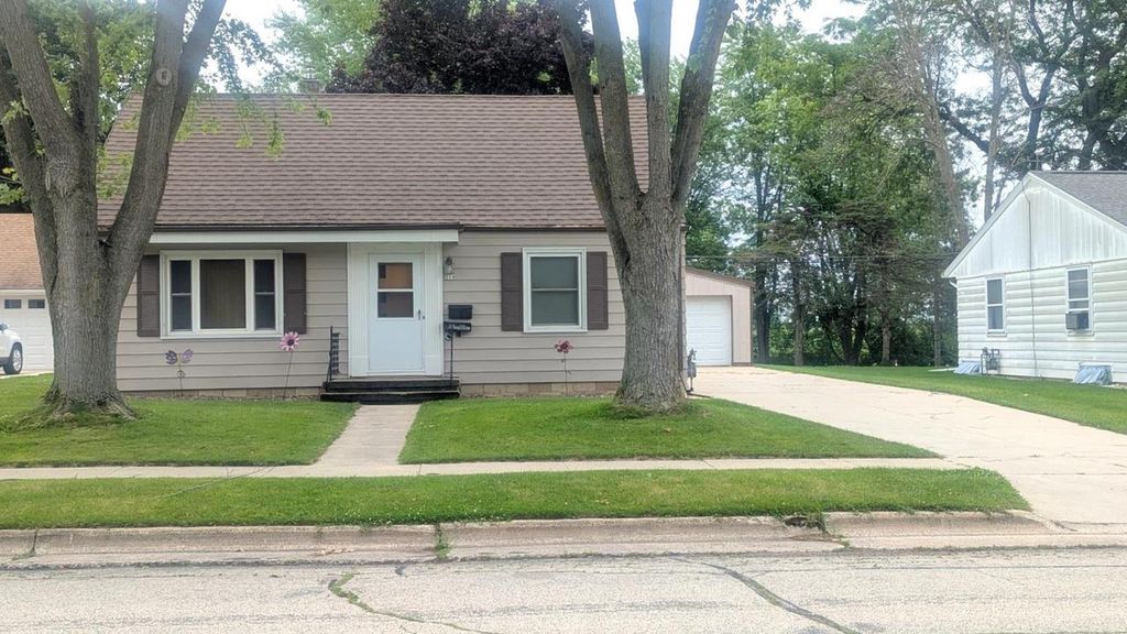 514 S PARKWAY DRIVE, Brillion, WI 54110