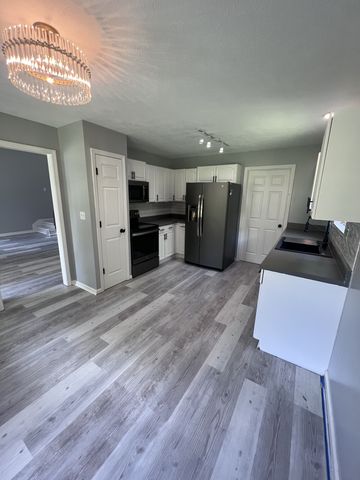 921 Jordan Cir, White Bluff, TN 37187