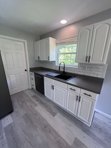 921 Jordan Cir, White Bluff, TN 37187