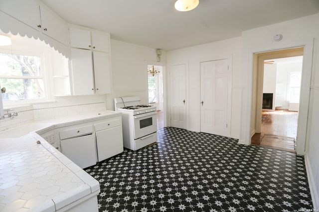 1418 W Lullwood Ave, San Antonio, TX 78201
