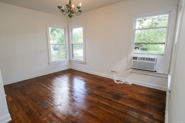1418 W Lullwood Ave, San Antonio, TX 78201