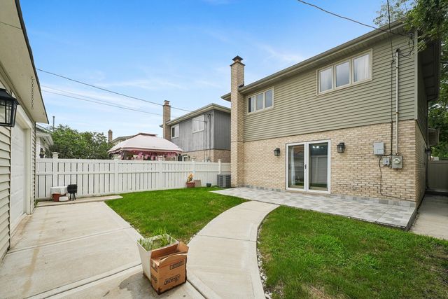 5601 S Sayre Avenue, Chicago, IL 60638