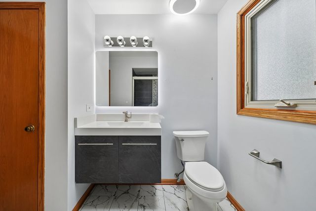5601 S Sayre Avenue, Chicago, IL 60638