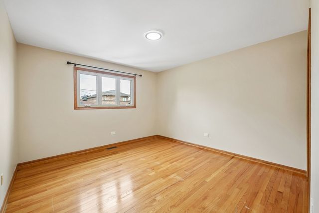 5601 S Sayre Avenue, Chicago, IL 60638