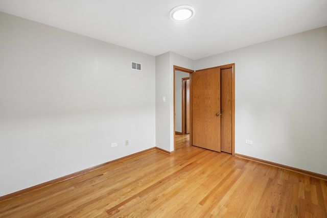 5601 S Sayre Avenue, Chicago, IL 60638