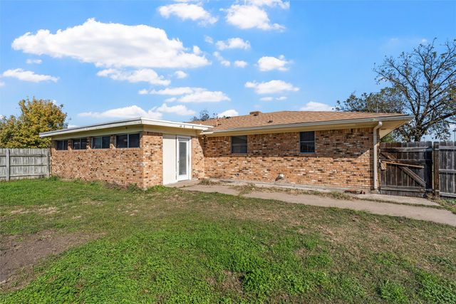 309 N Orchard Drive, Rosebud, TX 76570