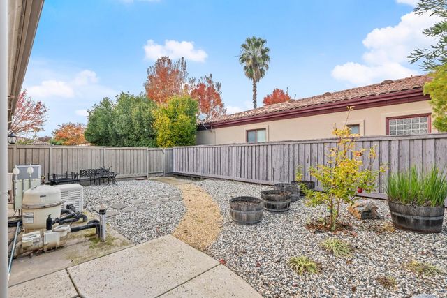 3900 Stoneleigh Ct, Roseville, CA 95747