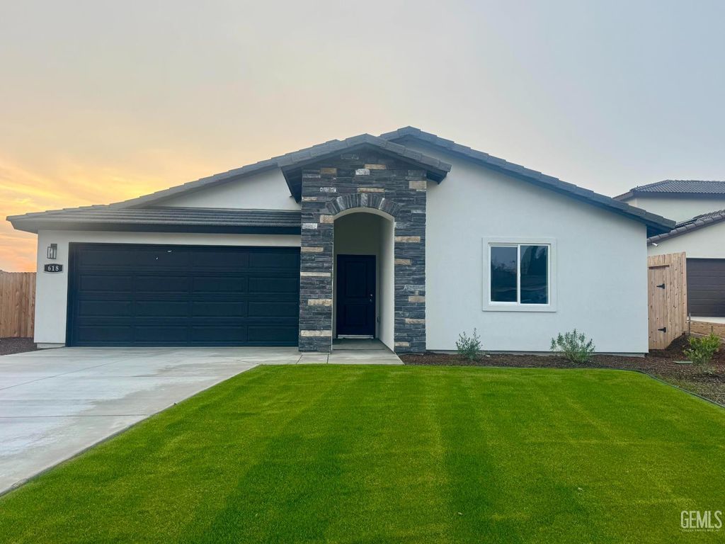 618 Poinsettia Street, Bakersfield, CA 93307