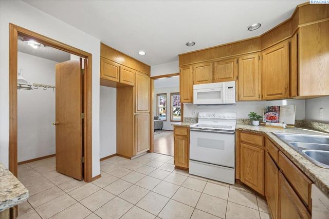 2460 Westmoreland Dr, Richland, WA 99354