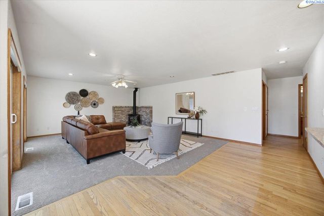 2460 Westmoreland Dr, Richland, WA 99354