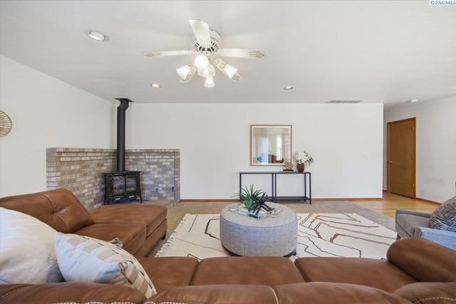 2460 Westmoreland Dr, Richland, WA 99354