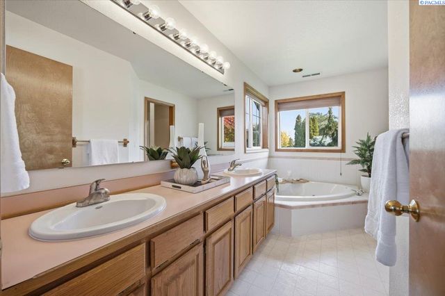 2460 Westmoreland Dr, Richland, WA 99354