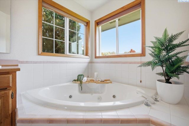 2460 Westmoreland Dr, Richland, WA 99354