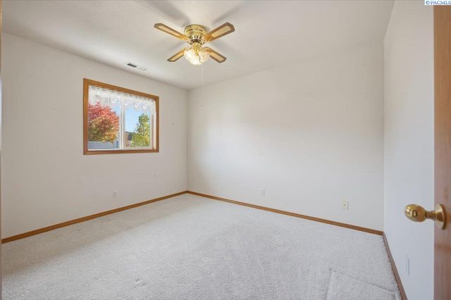 2460 Westmoreland Dr, Richland, WA 99354