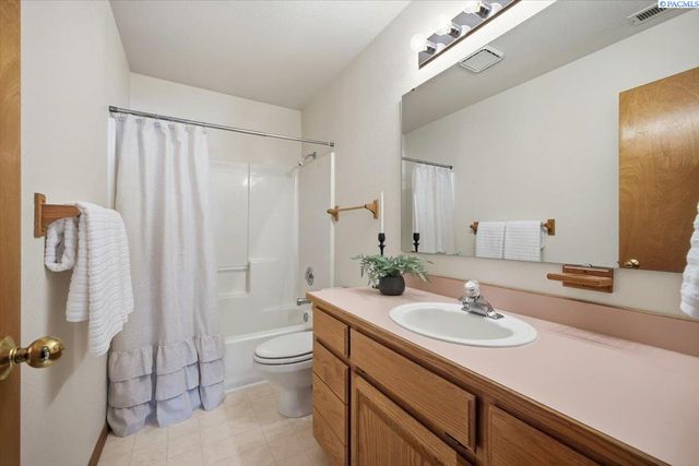 2460 Westmoreland Dr, Richland, WA 99354