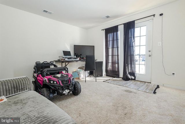 12 ORCHARD GREEN DR, Charles Town, WV 25414