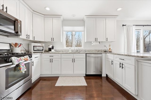 79 Melrose Dr, Chester Twp., NJ 07930