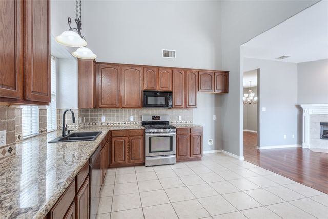 1240 Hayden Lane, Savannah, TX 76227