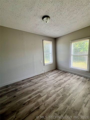 105 S Maytubby Street, Kingston, OK 73439