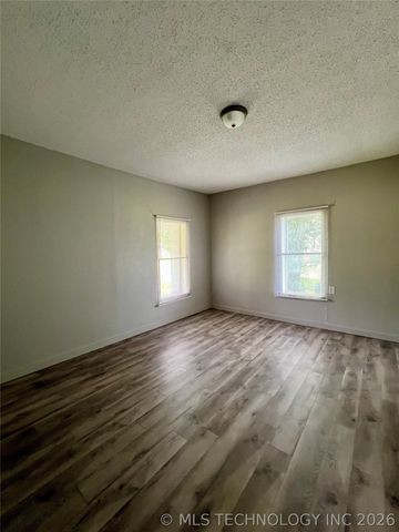 105 S Maytubby Street, Kingston, OK 73439