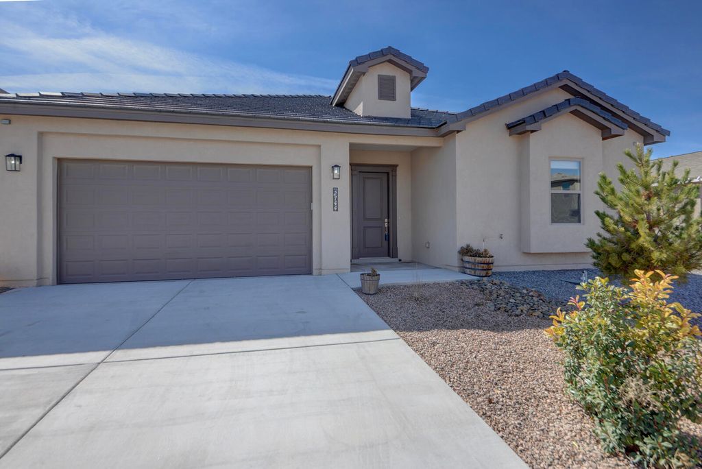 Image 5 of property listing at 2744 Camino Plata Loop NE, Rio Rancho, NM 87144