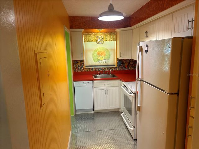 445 32ND AVENUE N E109, St Petersburg, FL 33704