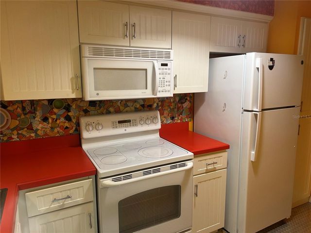 445 32ND AVENUE N E109, St Petersburg, FL 33704