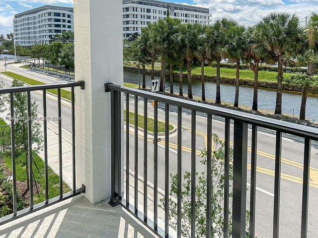 8001 NW 41st St F-206, Doral, FL 33166