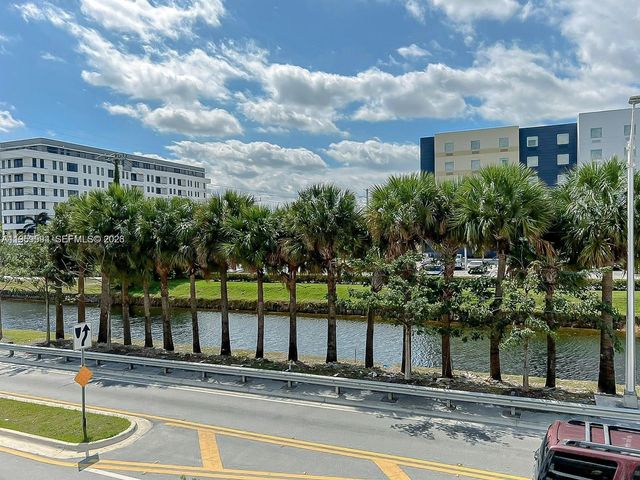 8001 NW 41st St F-206, Doral, FL 33166