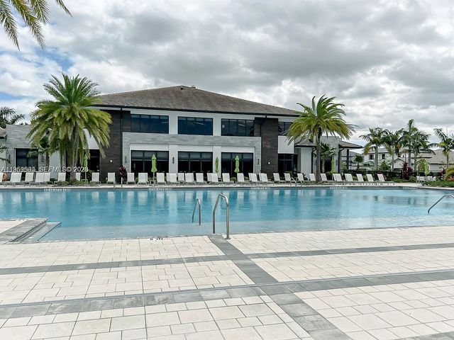 8001 NW 41st St F-206, Doral, FL 33166