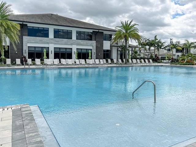 8001 NW 41st St F-206, Doral, FL 33166