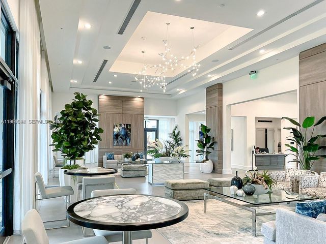 8001 NW 41st St F-206, Doral, FL 33166