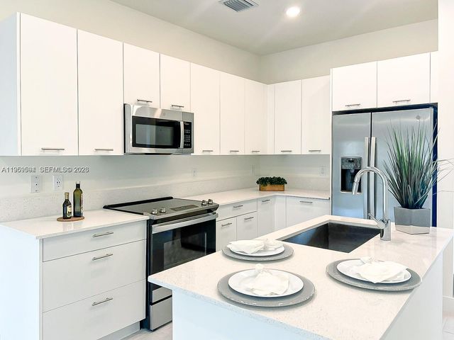 8001 NW 41st St F-206, Doral, FL 33166