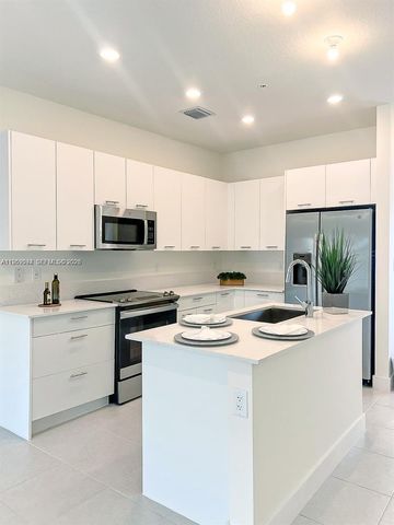 8001 NW 41st St F-206, Doral, FL 33166