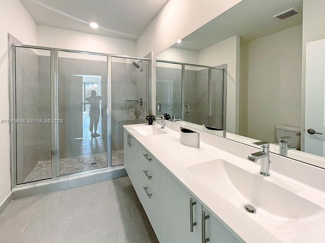 8001 NW 41st St F-206, Doral, FL 33166