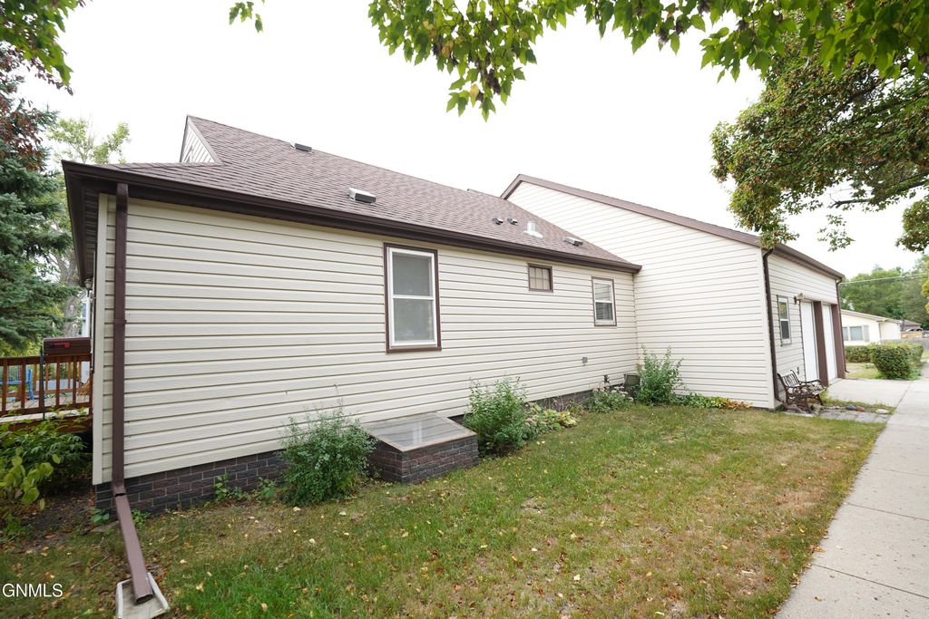 704 2nd Avenue SW, Jamestown, ND 58401 photo 2