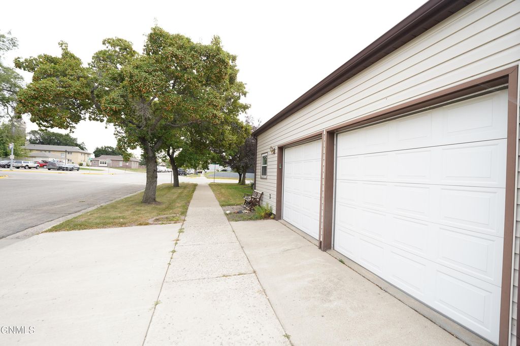 704 2nd Avenue SW, Jamestown, ND 58401 photo 3