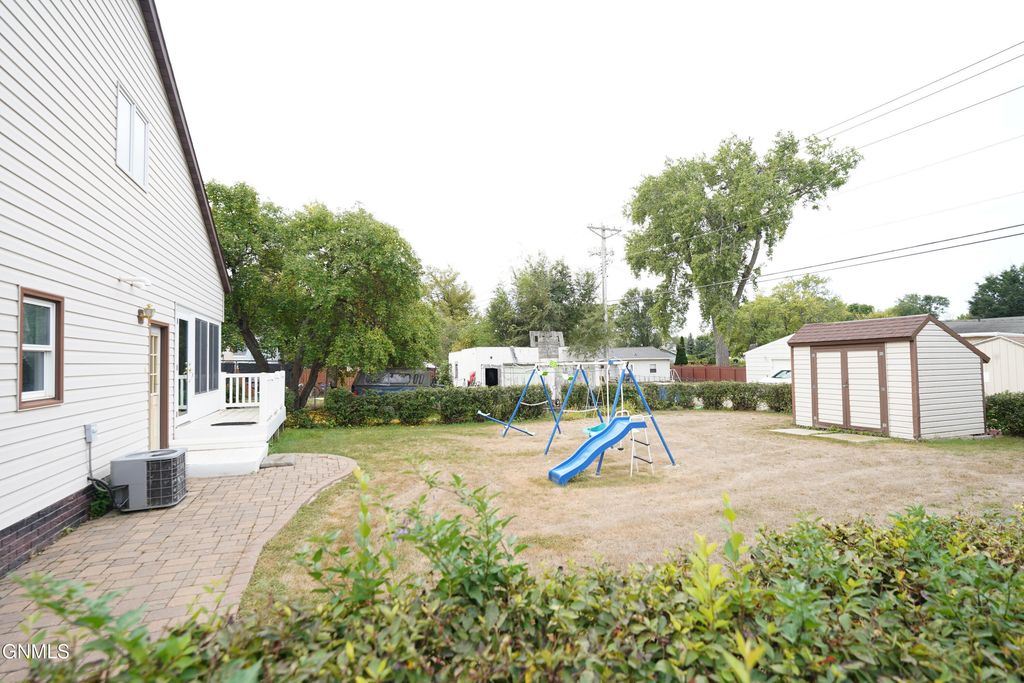 704 2nd Avenue SW, Jamestown, ND 58401 photo 4