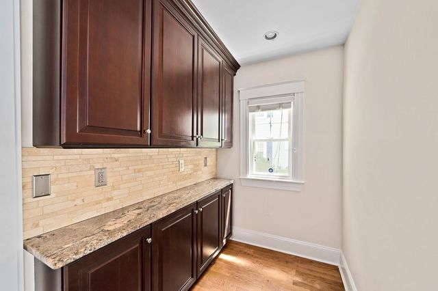 15 Avalon 1, Milton, MA 02186