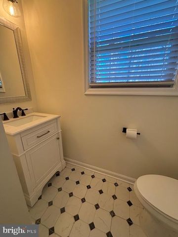 912 GREENWOOD CIR, Coatesville, PA 19320