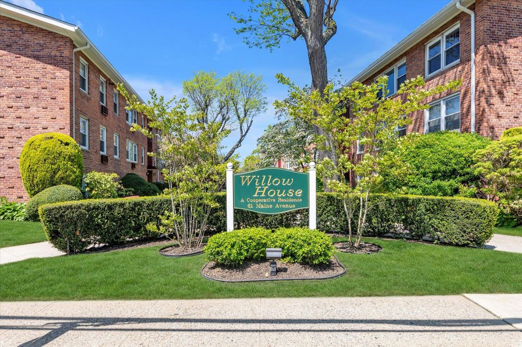 61 Maine Avenue A14, Rockville Centre, NY 11570