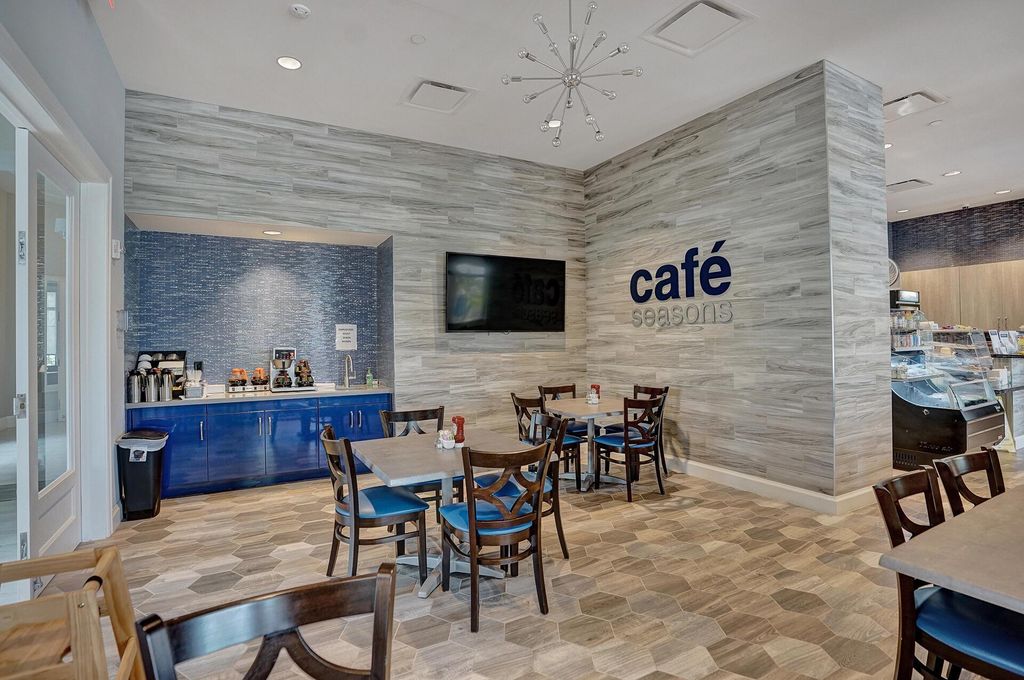 Image 39 of property listing at 9657 Kalmar Circle W, Parkland, FL 33076