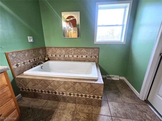 80 Hannah Place Road, Belpre, OH 45714