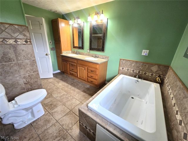 80 Hannah Place Road, Belpre, OH 45714