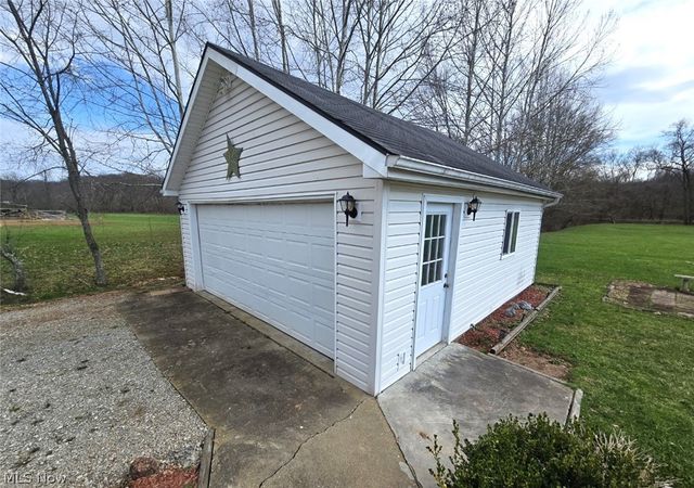 80 Hannah Place Road, Belpre, OH 45714