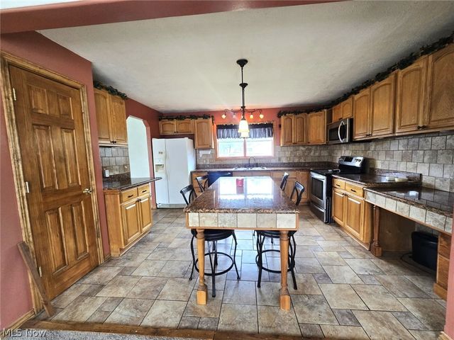 80 Hannah Place Road, Belpre, OH 45714