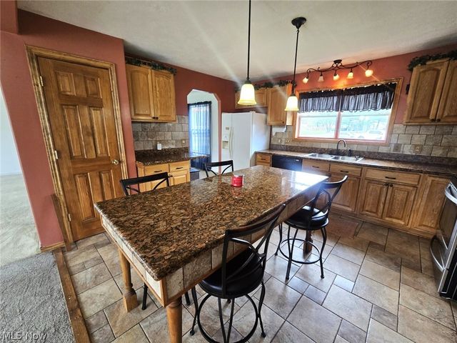 80 Hannah Place Road, Belpre, OH 45714