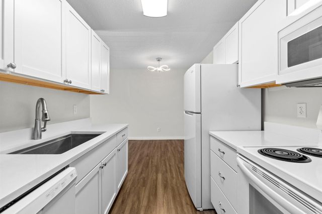 2801 Flag Avenue N 212, New Hope, MN 55427