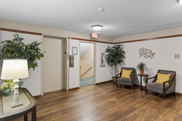2801 Flag Avenue N 212, New Hope, MN 55427
